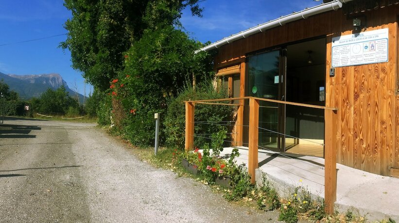 Imagen general del Hotel Camping Les Grillons. Foto 7