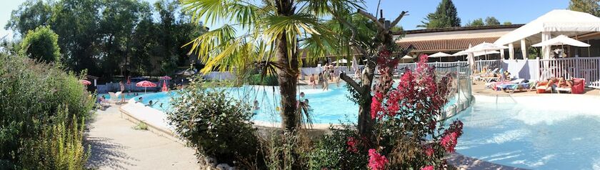 Imagen general del Hotel Camping Les Lacs de Courtes - Chalets. Foto 1