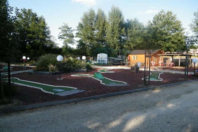 Imagen general del Hotel Camping Les Lacs de Courtes - Chalets. Foto 4