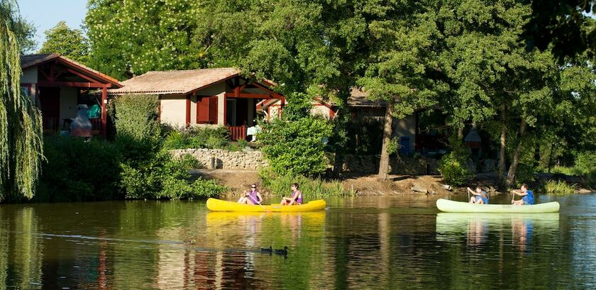 Imagen general del Hotel Camping Les Lacs de Courtes - Chalets. Foto 10