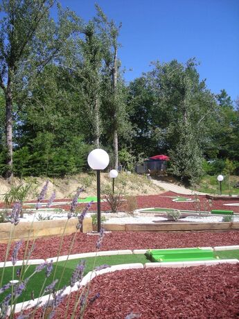 Imagen general del Hotel Camping Les Lacs de Courtes - Chalets. Foto 11