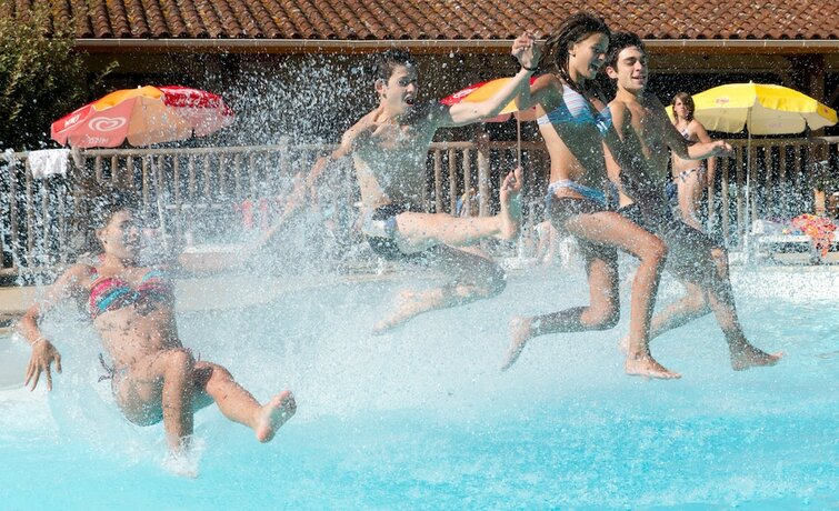 Imagen general del Hotel Camping Les Lacs de Courtes - Chalets. Foto 15