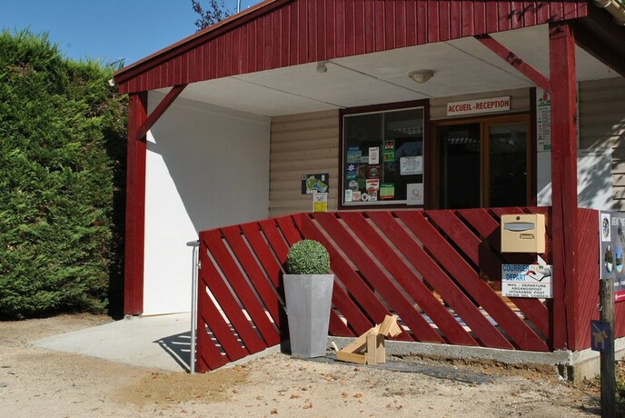 Imagen general del Hotel Camping Les Lacs de Courtes - Chalets. Foto 16