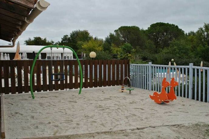 Imagen general del Hotel Camping Les Lacs de Courtes - Gîtes. Foto 1