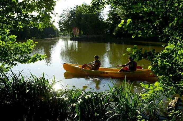 Imagen general del Hotel Camping Les Lacs de Courtes - G&icirc;tes. Foto 10