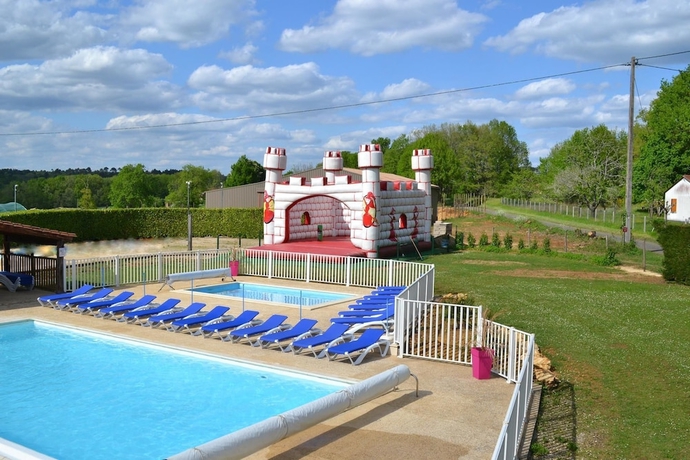 Imagen de la piscina del Hotel Camping Les Poutiroux - Mobilhome. Foto 18