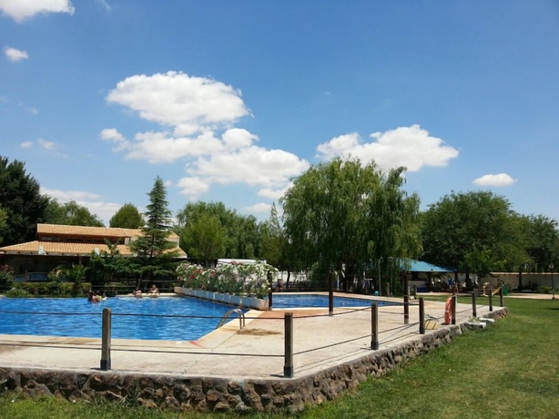 Imagen de la piscina del Hotel Camping Los Arenales. Foto 16