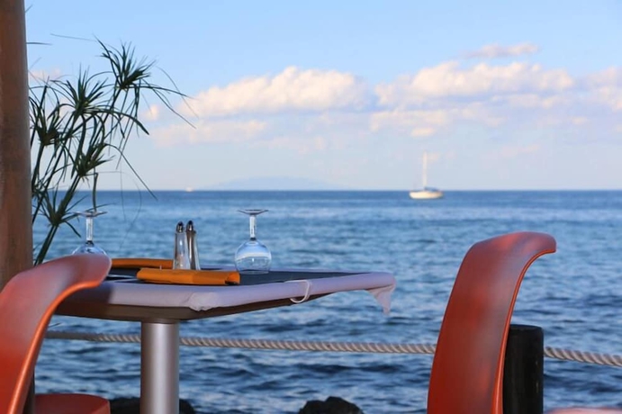 Imagen del bar/restaurante del Hotel Camping Merendella. Foto 2