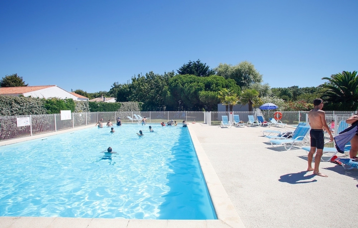 Imagen de la piscina del Hotel Camping Monplaisir. Foto 16