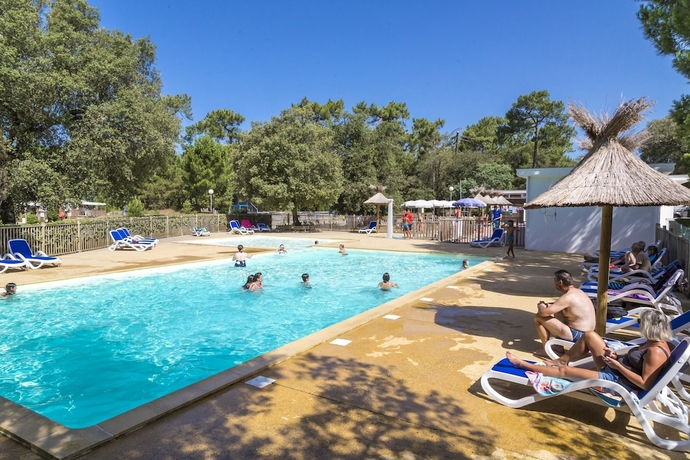 Imagen de la piscina del Hotel Camping Monplaisir. Foto 17
