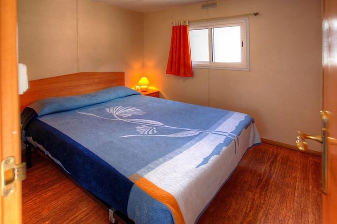 Imagen de la habitación del Hotel Camping Naturista El Port&uacute;s. Foto 2