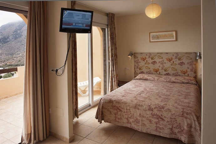 Imagen de la habitación del Hotel Camping Naturista El Port&uacute;s. Foto 4