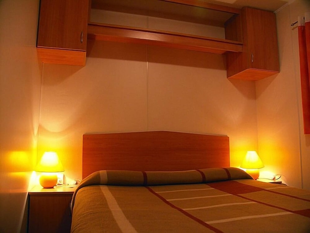 Imagen de la habitación del Hotel Camping Naturista El Port&uacute;s. Foto 6