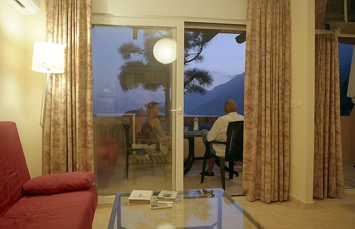 Imagen de la habitación del Hotel Camping Naturista El Port&uacute;s. Foto 14