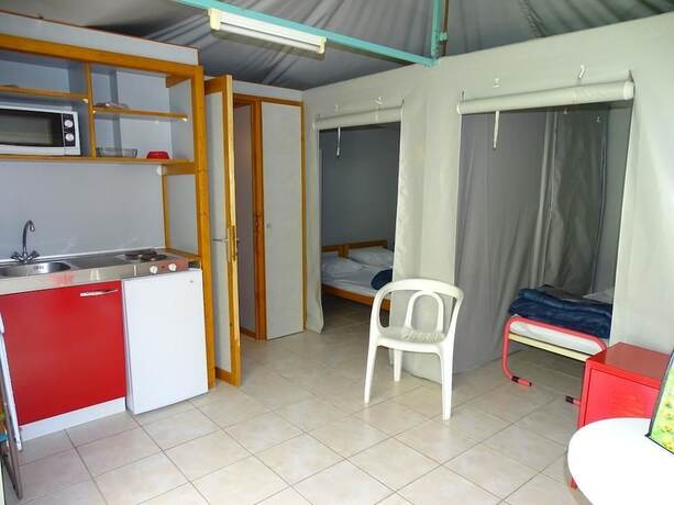 Imagen general del Hotel Camping Parc de Charouzech. Foto 3