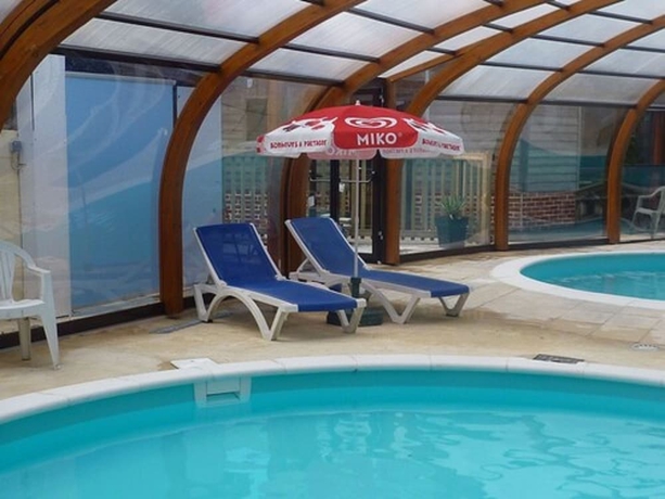 Imagen de la piscina del Hotel Camping Pommiers des Trois Pays. Foto 18