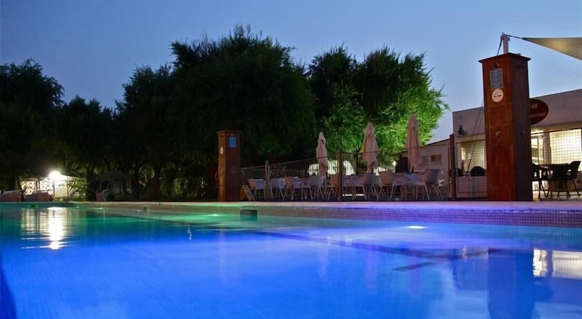 Imagen de la piscina del Hotel Camping Roca. Foto 11