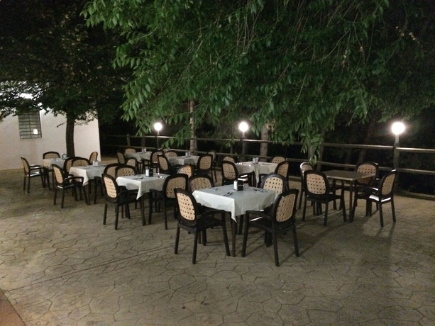 Imagen del bar/restaurante del Hotel Camping ValdeArenas. Foto 3