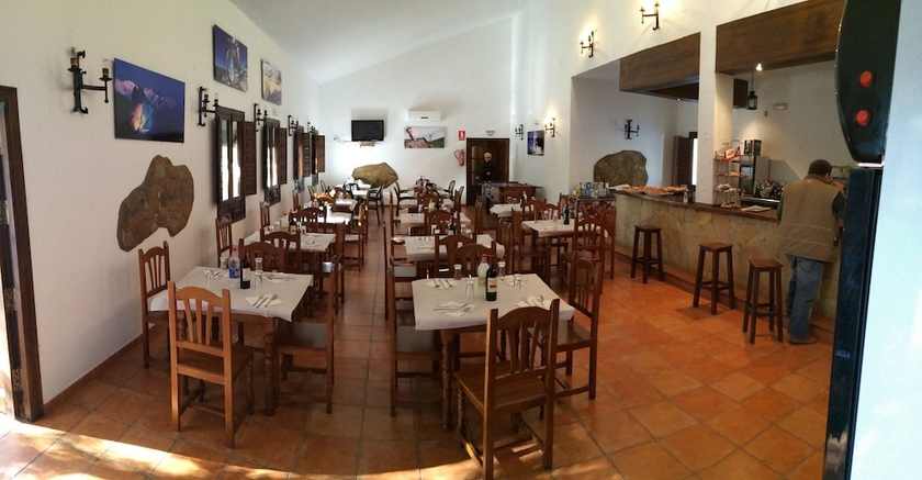 Imagen del bar/restaurante del Hotel Camping ValdeArenas. Foto 4