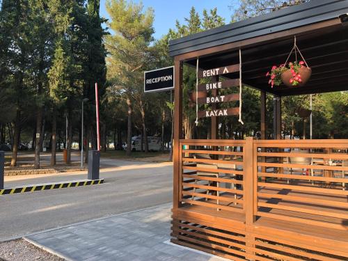 Imagen general del Hotel Camping Vransko jezero - Crkvine. Foto 3