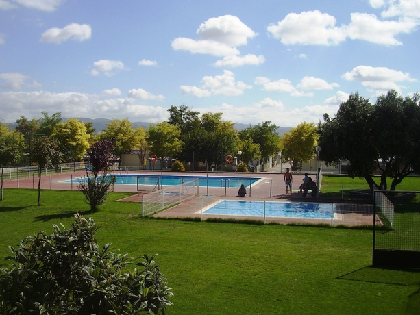 Imagen de la piscina del Hotel Camping de Olite. Foto 19