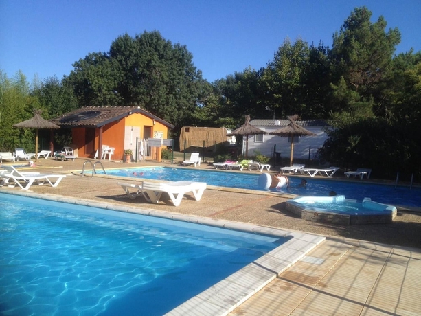 Imagen de la piscina del Hotel Camping de la Chapelette. Foto 15