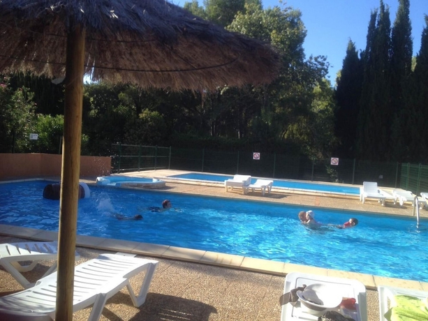 Imagen de la piscina del Hotel Camping de la Chapelette. Foto 16