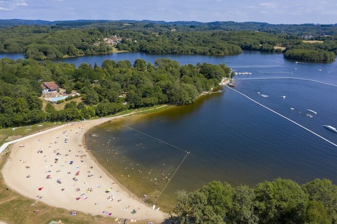Imagen general del Hotel Camping du Lac de Saint-Pardoux. Foto 7