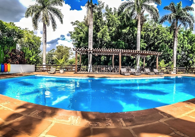Imagen de la piscina del Hotel Camping e Lazer Jacar&eacute;. Foto 16