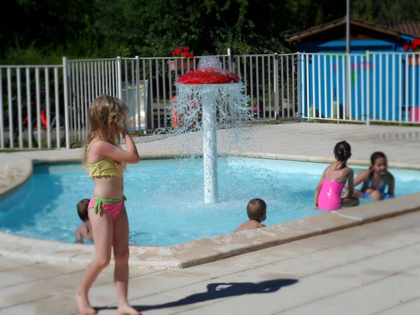 Imagen de la piscina del Hotel Camping le Repaire - Les Chalets. Foto 15