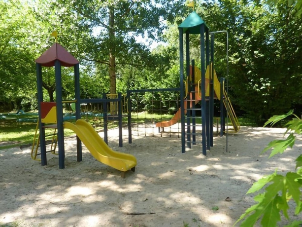Imagen de los exteriores del Hotel Camping les Bo-Bains. Foto 11