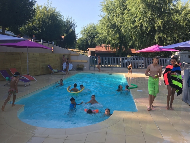 Imagen de la piscina del Hotel Camping les &eacute;toiles. Foto 14