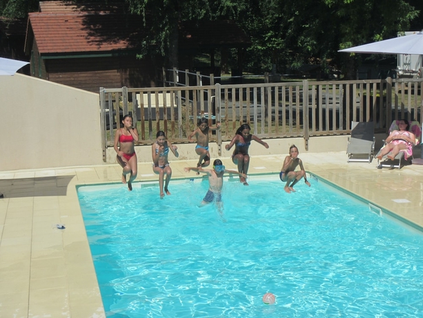 Imagen de la piscina del Hotel Camping les &eacute;toiles. Foto 15