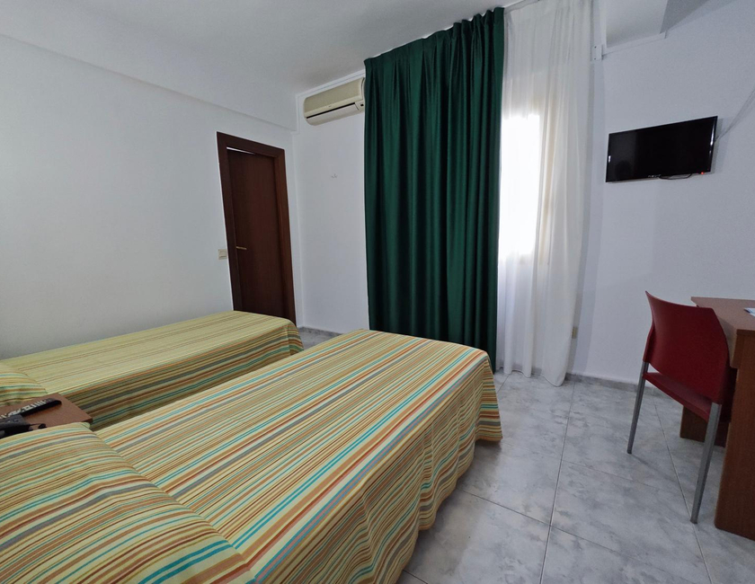 Imagen de la habitación del Hotel Camposol. Foto 11