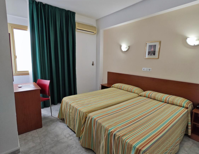 Imagen de la habitación del Hotel Camposol. Foto 12