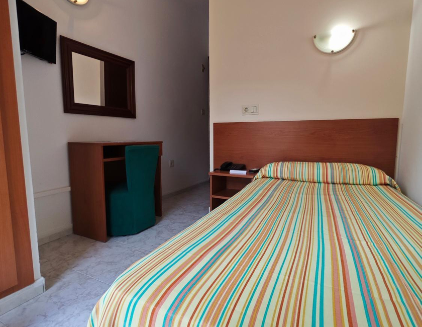 Imagen de la habitación del Hotel Camposol. Foto 15
