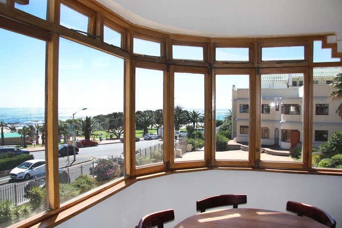 Imagen de la habitación del Hotel Camps Bay Village. Foto 2