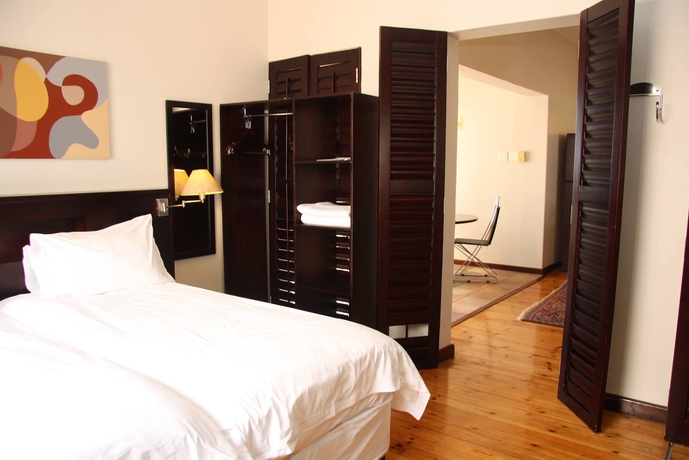 Imagen de la habitación del Hotel Camps Bay Village. Foto 3