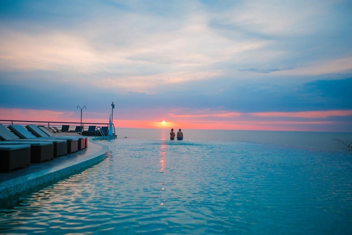 Imagen de la piscina del Hotel Campus Alba at Castello Mare. Foto 14
