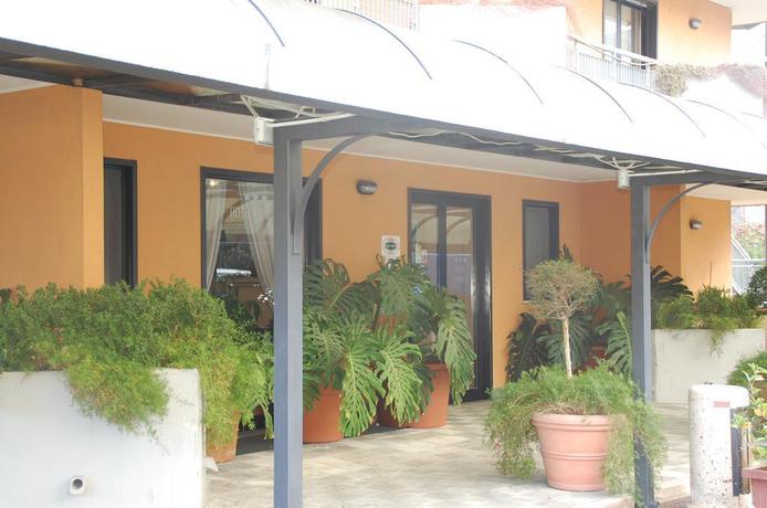 Imagen de los exteriores del Hotel Campus, Bari. Foto 10