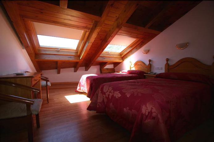 Imagen de la habitación del Hotel Can Mestre. Foto 10