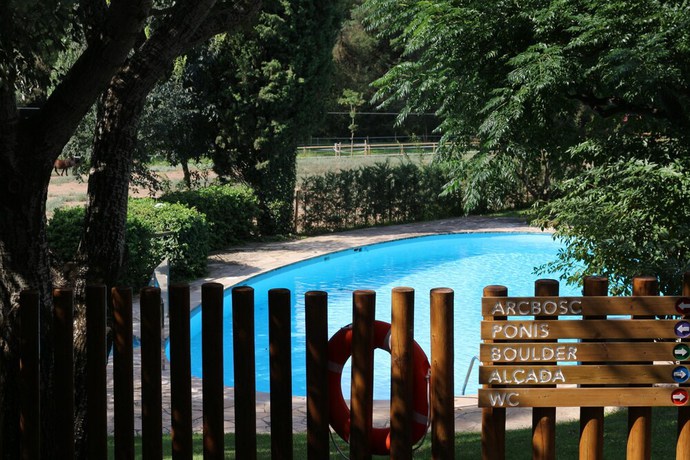 Imagen de la piscina del Hotel Can Ribalta. Foto 18