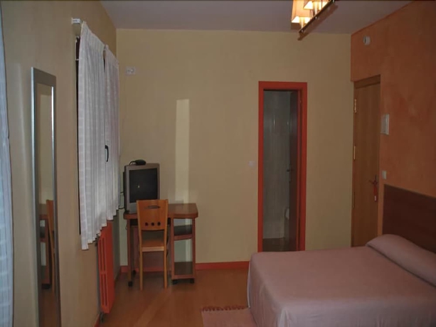 Imagen de la habitación del Hotel Canabal. Foto 8