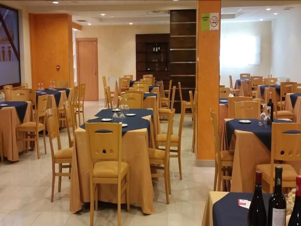 Imagen del bar/restaurante del Hotel Canabal. Foto 2