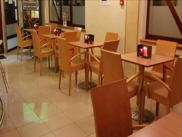 Imagen del bar/restaurante del Hotel Canabal. Foto 3