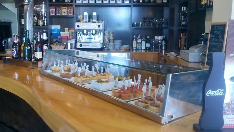 Imagen del bar/restaurante del Hotel Canabal. Foto 5