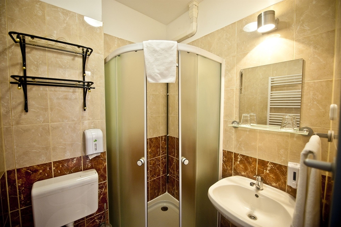 Imagen de la habitación del Hotel Canada Budapest. Foto 9