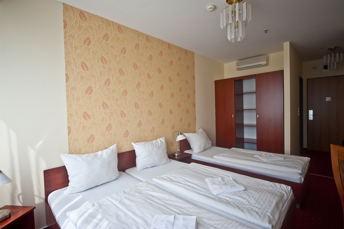 Imagen de la habitación del Hotel Canada Budapest. Foto 12