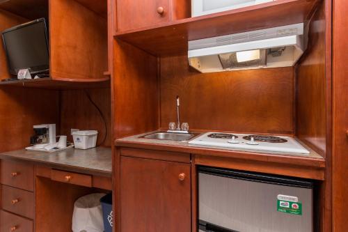Imagen general del Hotel Canadas Best Value Inn Chinook Station. Foto 4