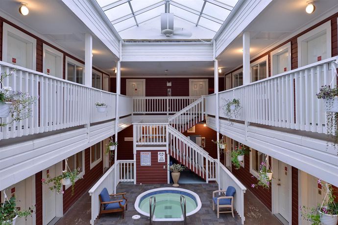 Imagen de la piscina del Hotel Canadas Best Value Inn Downtown Dawson City. Foto 15